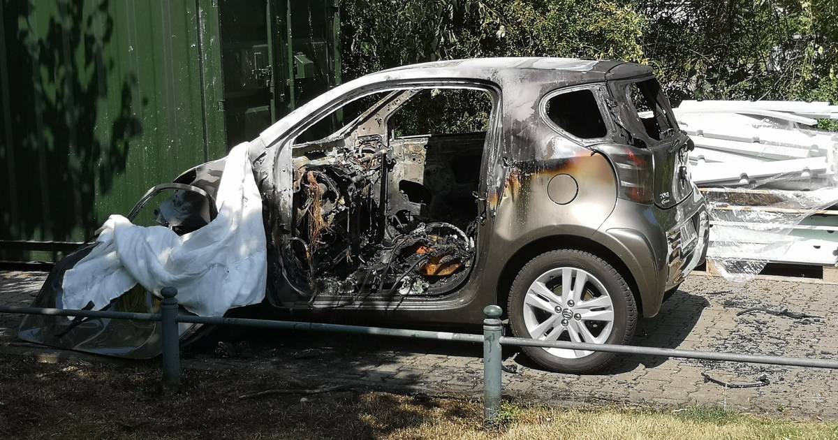 Feuerwehr entdeckt Leiche in brennendem Auto