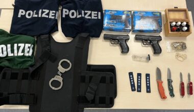 Mann in Polizei-T-Shirt beschimpft Polizisten 