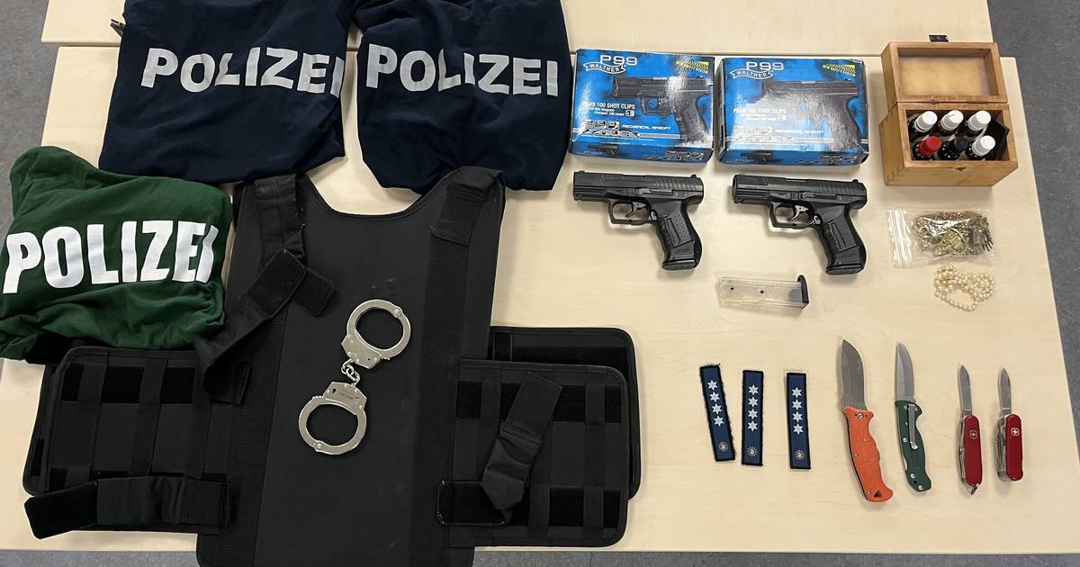 Mann in Polizei-T-Shirt beschimpft Polizisten 