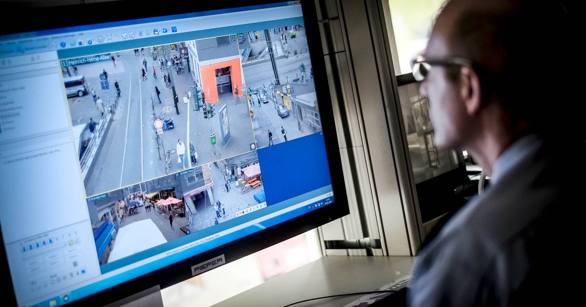 Düsseldorf: Mann will TV-Gerät auf offener Straße verkaufen