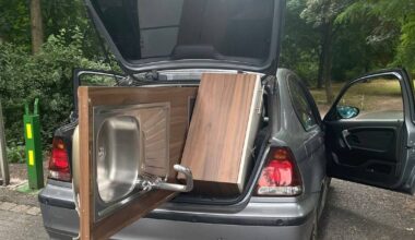 Polizei stoppt heiklen Transport von Küchenplatte und Spülbecken