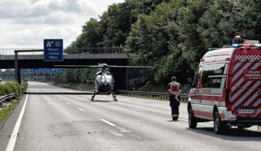 Unfall auf A57 bei Neuss – Feuerwehr befreit Person aus Auto