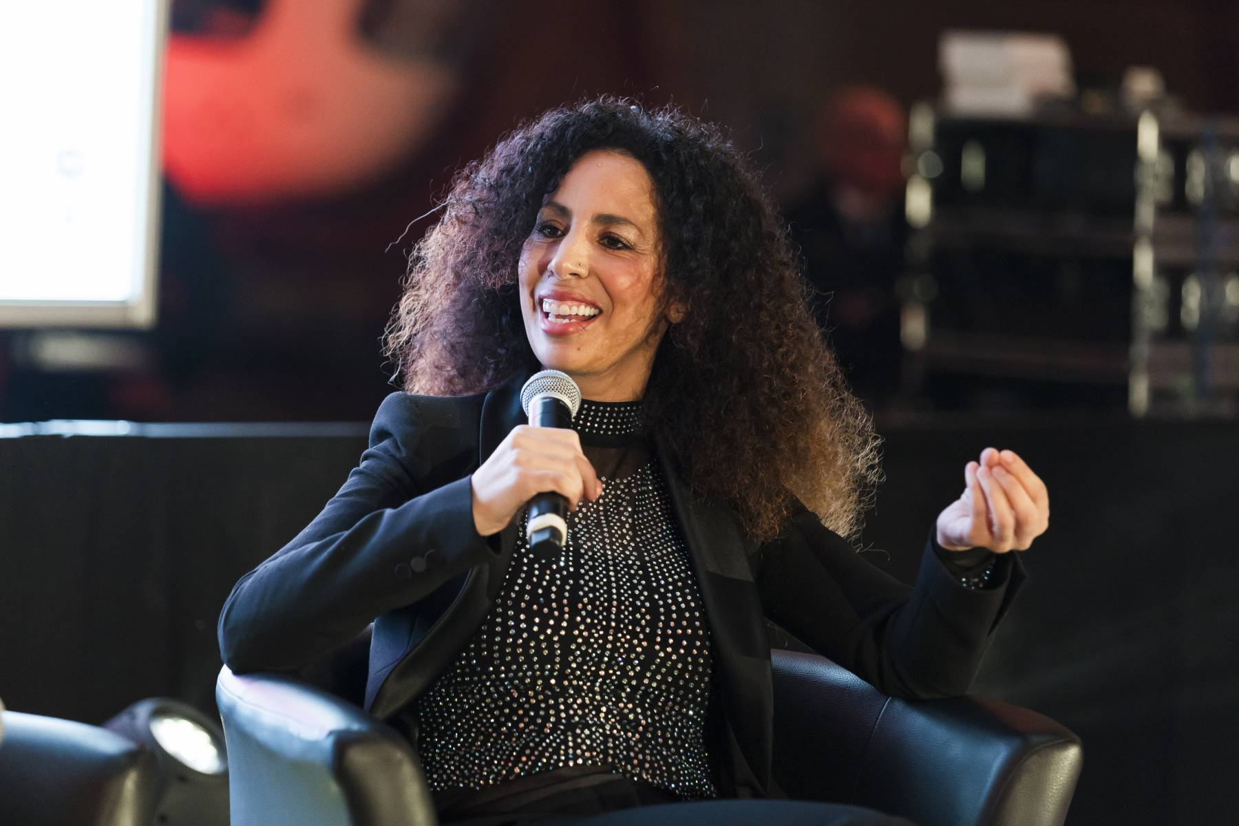  Souad Lamnroubal bei einer Lesung. 