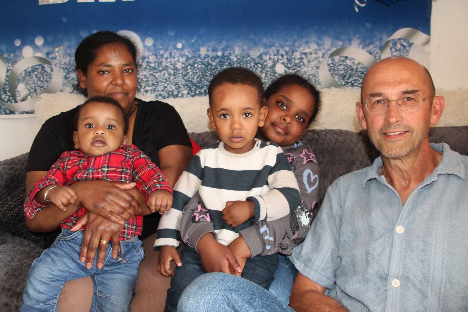 Suchen verzweifelt eine Wohnung: Abeba Teklay (links) und ihre Kinder Daniel (im Arm), Annania (vorne) und Kidist (hinten). Stefan Dunajtschik (rechts) hilft der Familie bei Behördengängen.