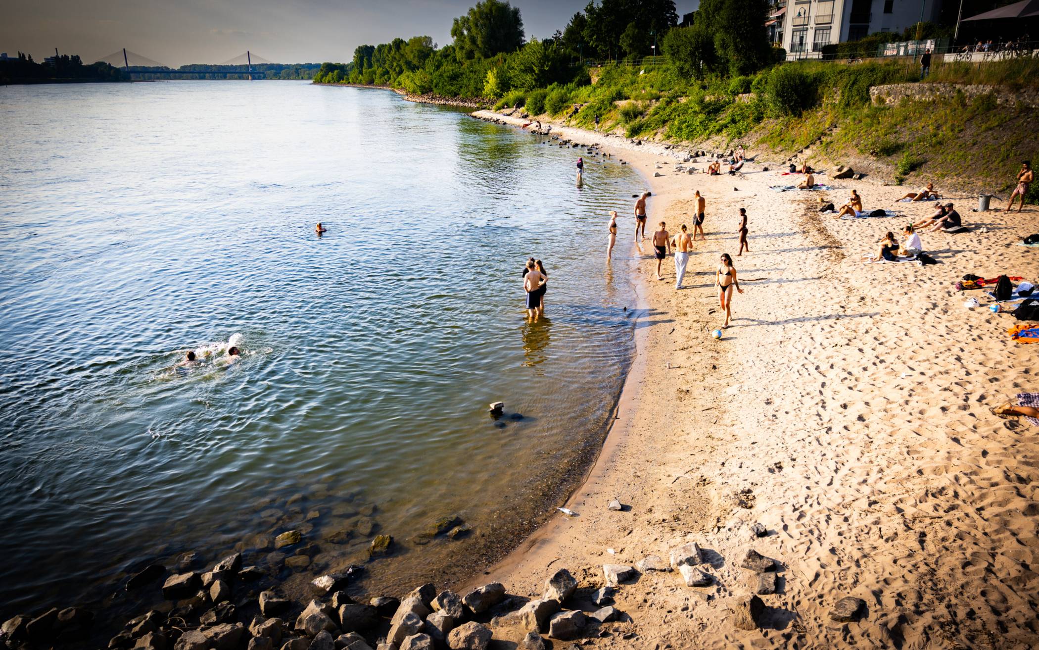 Die Idylle trügt, denn der Rhein ist nun wirklich kein Badegewässer.
