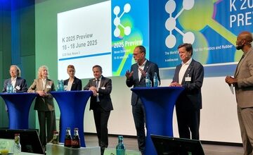 In Vorfreude auf die Messe im Oktober: Eröffnungspanel auf der „K 2025 Preview“ (Foto: KI)
