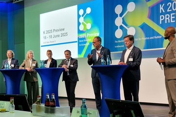 In Vorfreude auf die Messe im Oktober: Eröffnungspanel auf der „K 2025 Preview“ (Foto: KI)