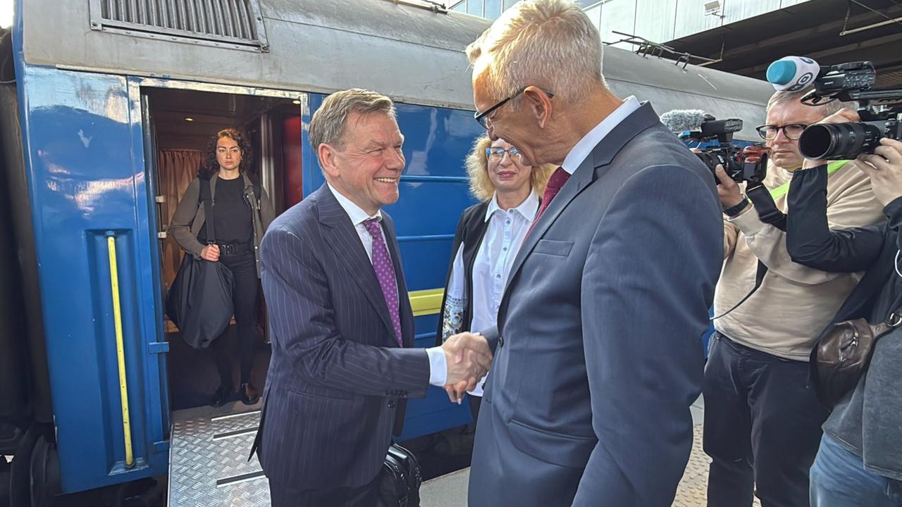 Wadephul sichert bei Antrittsbesuch Ukraine dauerhafte Hilfe zu