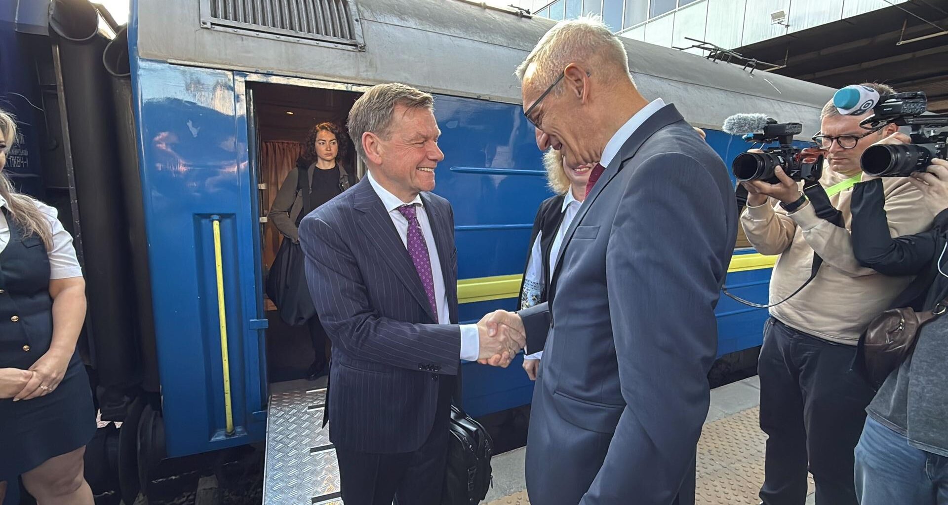 Johann Wadephul (l), Bundesaußenminister, kommt am Bahnhof in Kiew an und wird von Martin Jäger, Botschafter von Deutschland in der Ukraine, begrüßt.