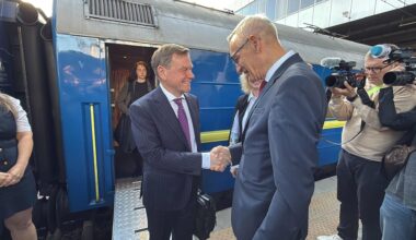Johann Wadephul (l), Bundesaußenminister, kommt am Bahnhof in Kiew an und wird von Martin Jäger, Botschafter von Deutschland in der Ukraine, begrüßt.