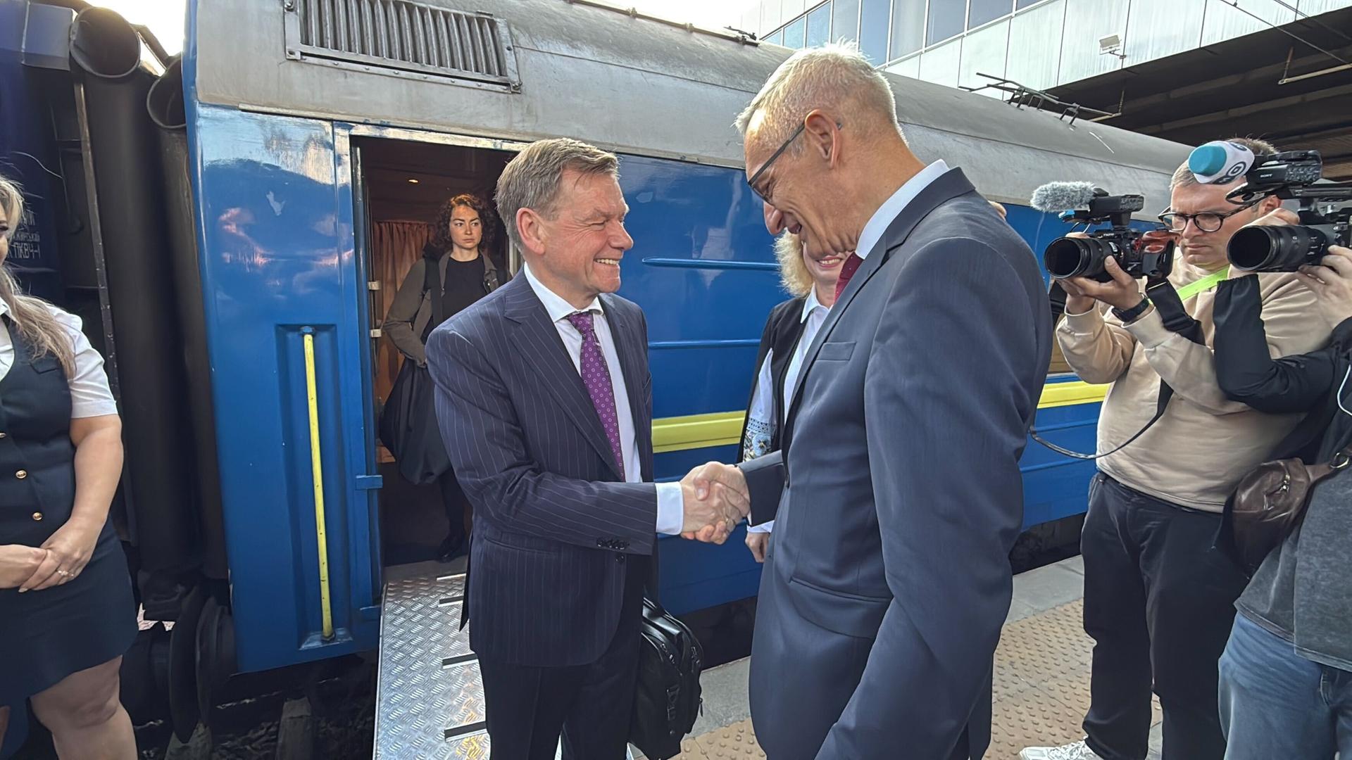 Johann Wadephul (l), Bundesaußenminister, kommt am Bahnhof in Kiew an und wird von Martin Jäger, Botschafter von Deutschland in der Ukraine, begrüßt. 