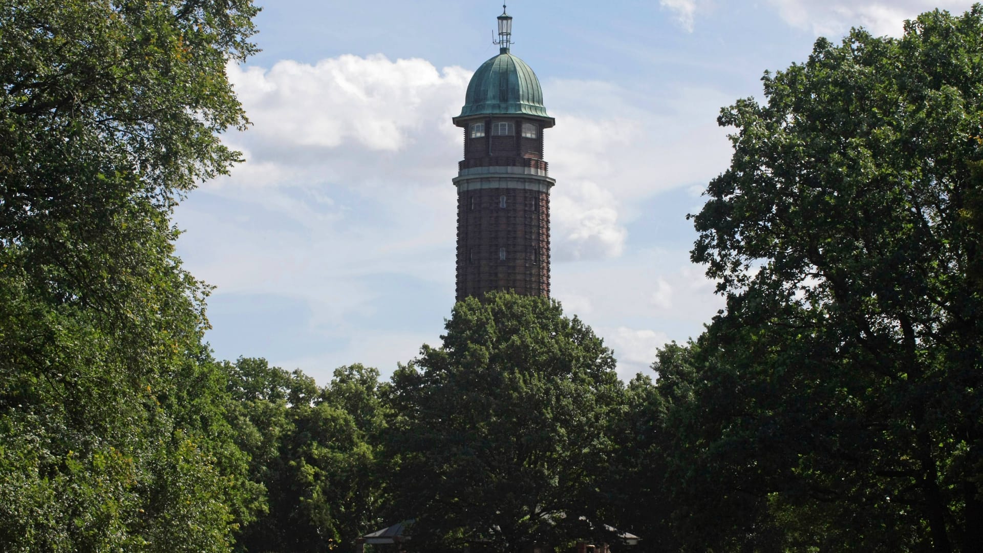 Wasserturm im Volkspark Jungfernheide (Archivbild): Hier ist ein Mann brutal attackiert worden.