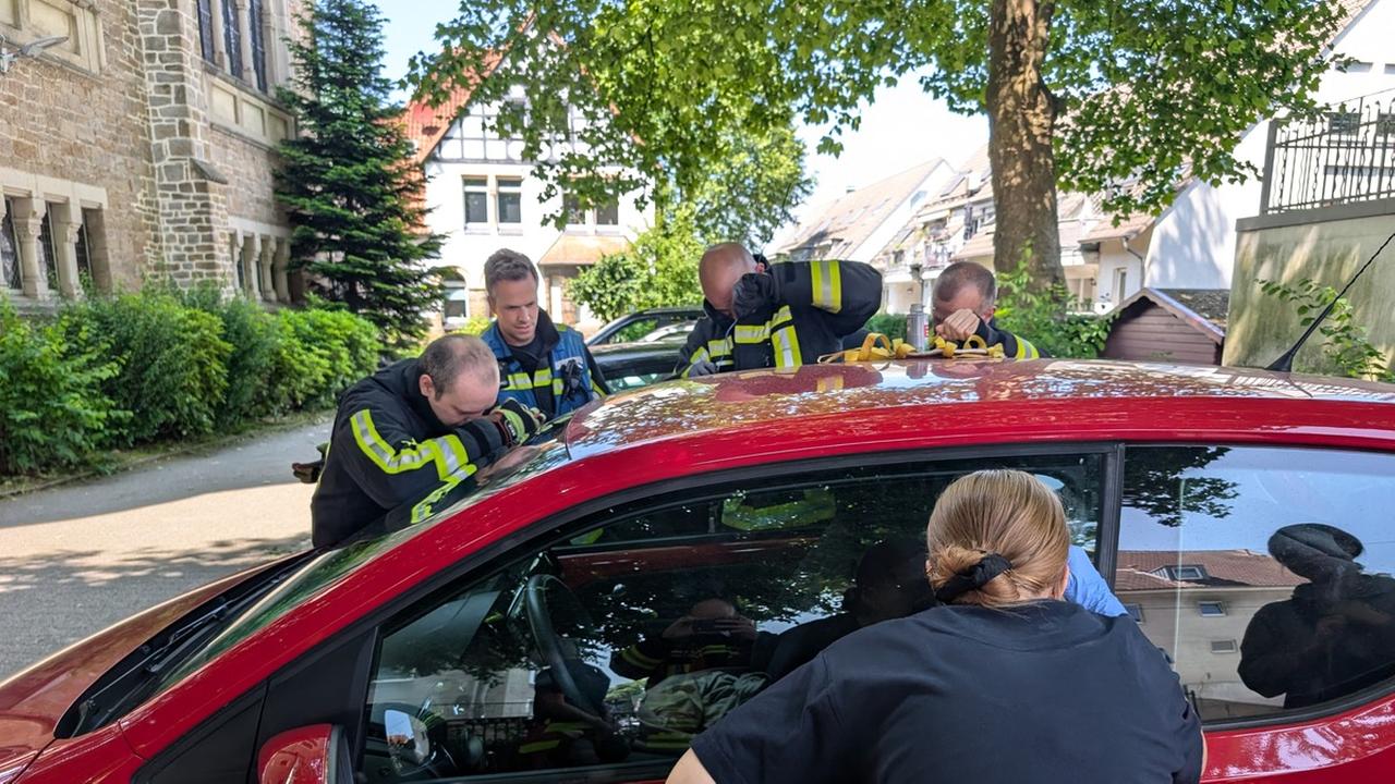 Nordrhein-Westfalen: Vierjährige befreit sich mit Hilfe der Feuerwehr aus Auto in Bochum