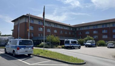 Nordrhein-Westfalen: Über Zaun geklettert: Bielefelder Häftling weiter auf der Flucht