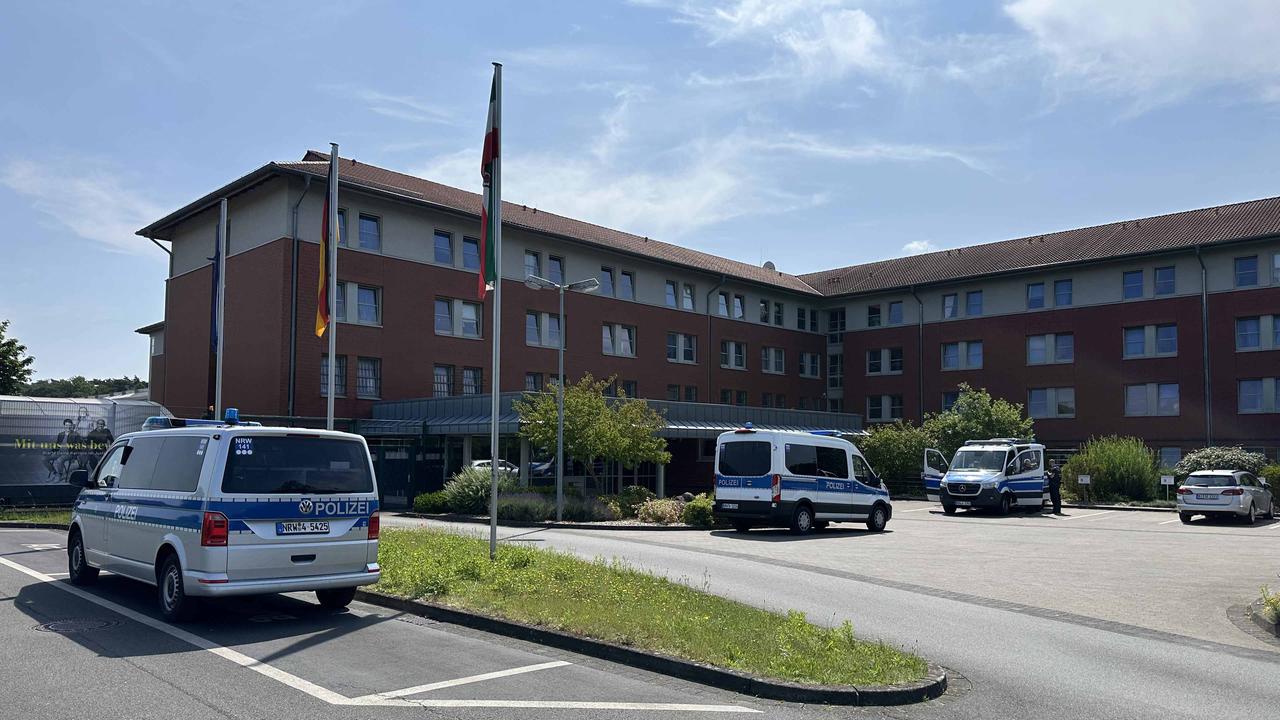 Nordrhein-Westfalen: Über Zaun geklettert: Bielefelder Häftling weiter auf der Flucht