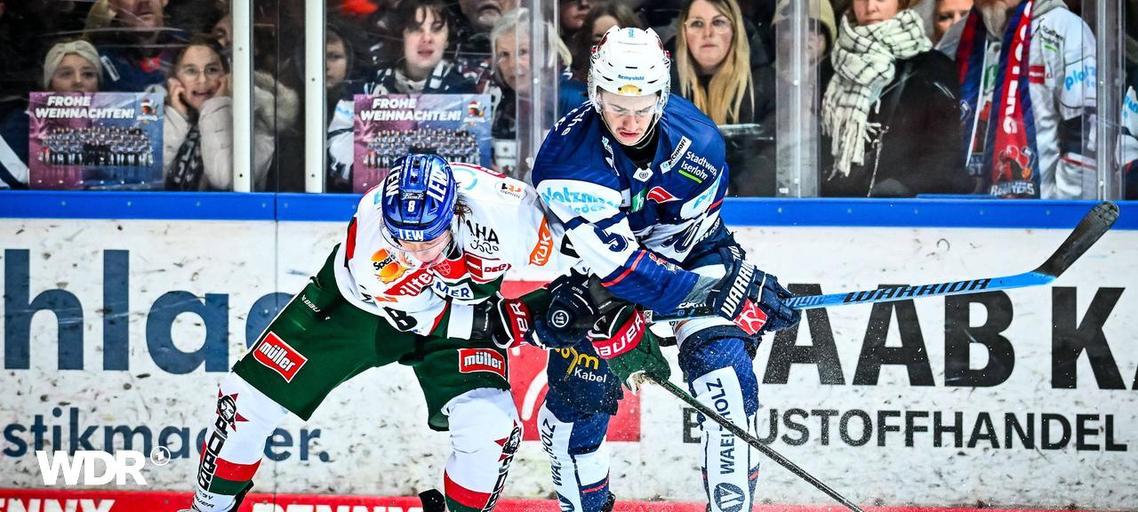 Taro Jentzsch (Iserlohn Roosters) im Zweikampf mit Augsburgs Kristan Blumenschein in einer Szene aus der Partie vom Dezember 2024.