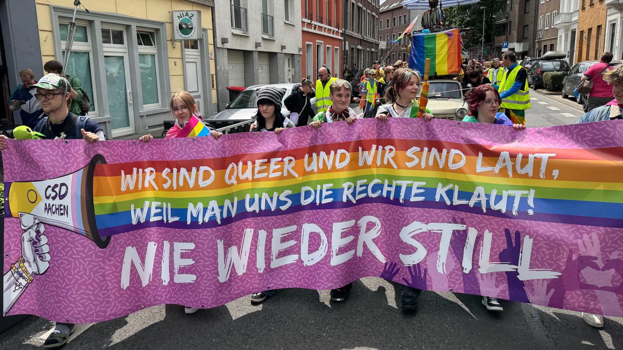Nordrhein-Westfalen: Nie wieder still: Tausende Besucher beim CSD in Aachen