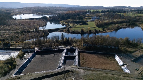 Blick von oben auf einen Teilbereich der sogenannten Pflanzenkläranlage auf dem Gelände der ehemaligen Munitionsfabrik "Werk Tanne“ © picture alliance/dpa | Swen Pförtner Foto: Swen Pförtner