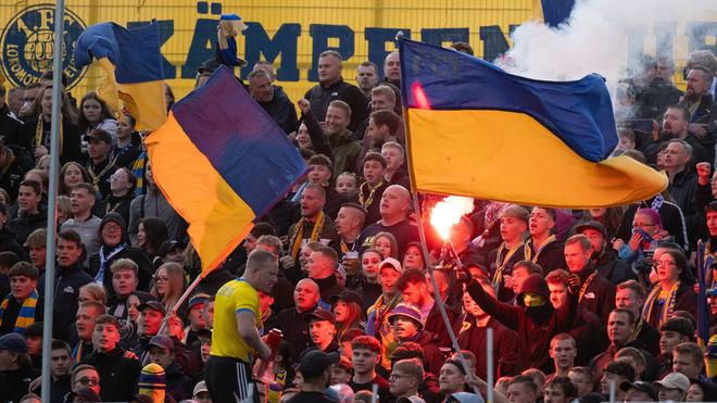 Fußball: Fans des 1. FC Lok Leipzig während des Hinspiels gegen Havelse.