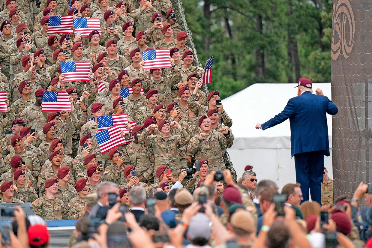 Wie bei einer Wahlkampfveranstaltung: Präsident Trump spricht am Dienstag auf der Militärbasis Fort Bragg vor jubelnden Soldaten.