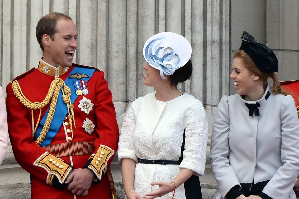 Prinz William mit Prinzessin Eugenie und Prinzessin Beatrice auf dem Balkon des Buckingham-Palastes 2013