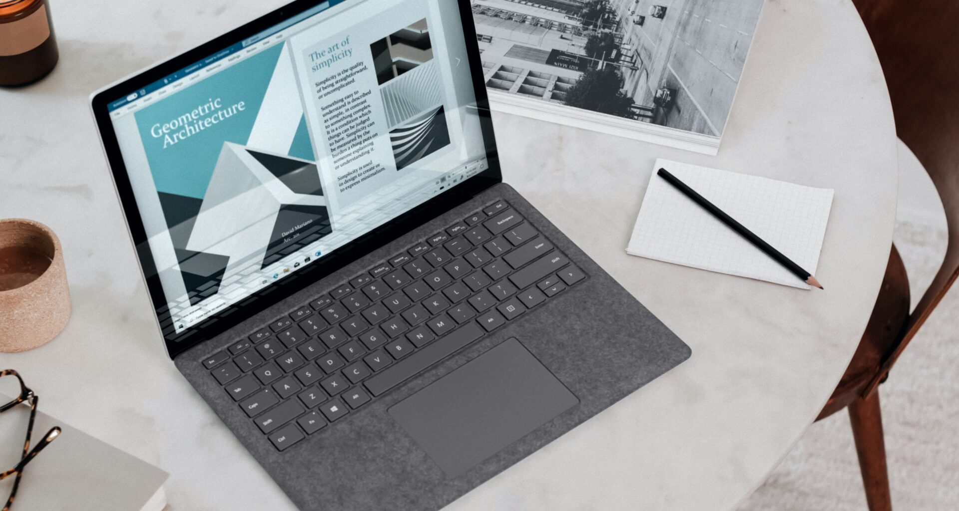 Ein Computer mit Windows 10 steht auf einem Tisch