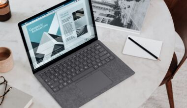 Ein Computer mit Windows 10 steht auf einem Tisch