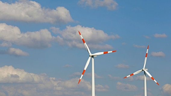 Zwei Windräder stehen vor blauem Himmel. © picture alliance / imageBROKER Foto: Siegfried Kuttig