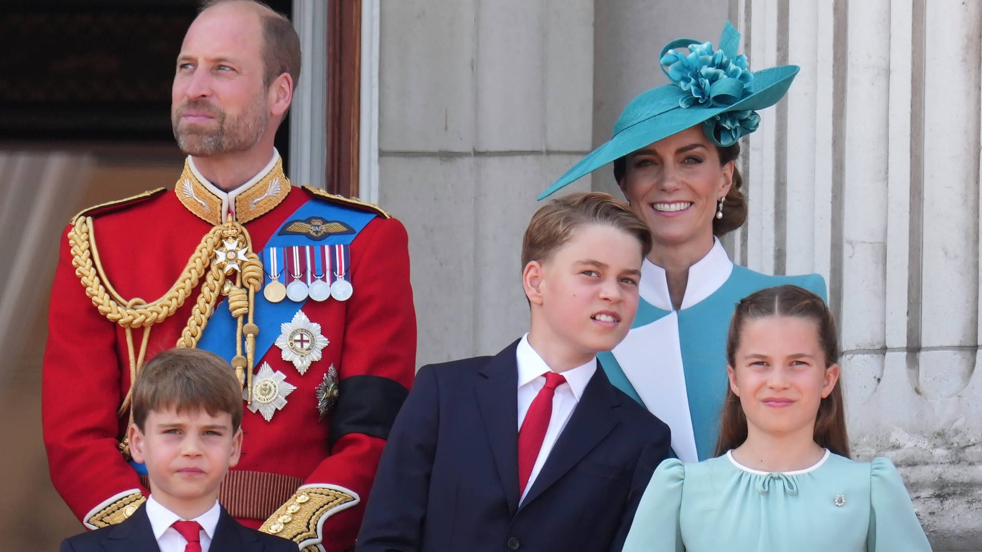 Wohin geht es, fragt sich Prinz George im Kreis seiner Royal Family: Hinter ihm seine Mutter Kate und sein Vater William.