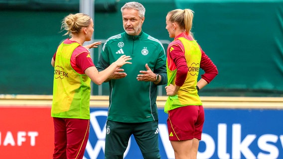Bundestrainer Christian Wück im Gespräch mit Laura Freigang (l.) und Lea Schüller (r.) © IMAGO/Fotostand 