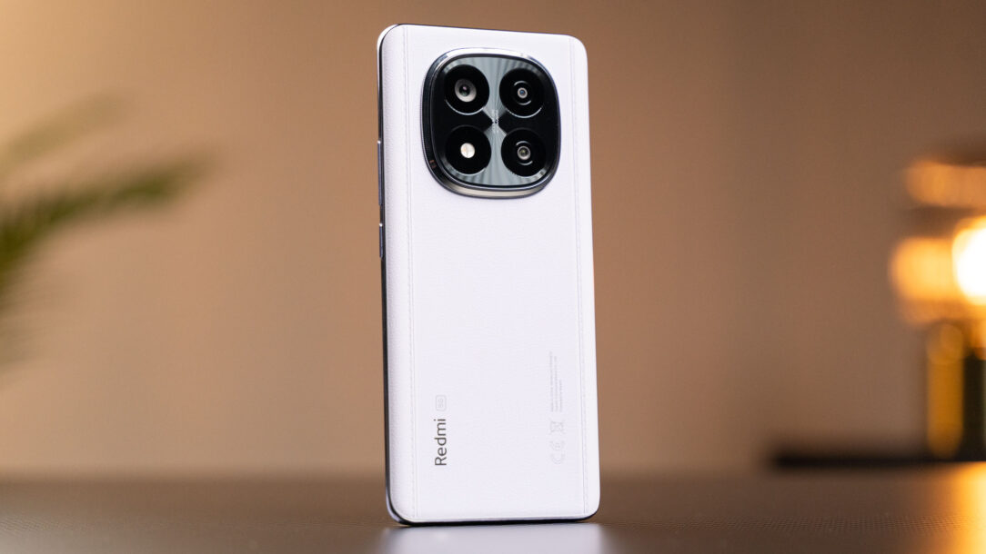 xiaomi redmi note 14 pro+ 5g mit kunstleder auf tisch stehend