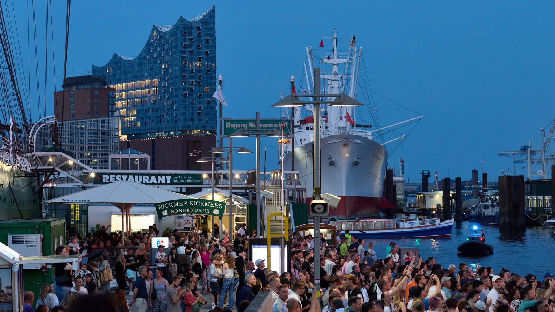 Zahlreiche Besucher stehen während des MSC Yellow Festivals an den Landungsbrücken: Ein riesiges Schiff wurde getauft.