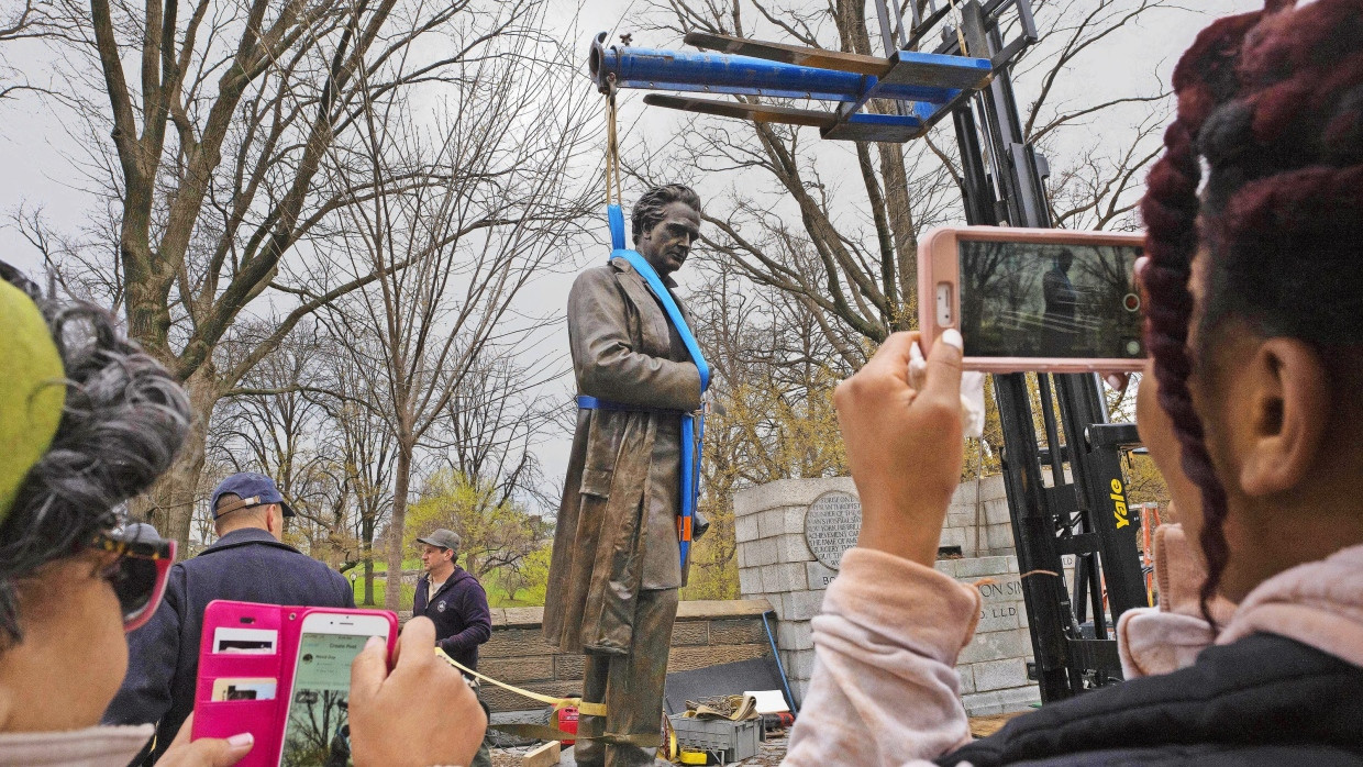 Zeit zu gehen: Nach Protesten wird die Statue von J. Marion Sims im New Yorker Central Park vom Sockel gehoben.