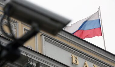 Auf der russischen Zentralbank in Moskau weht eine Russland-Fahne, davor ist eine Überwachungskamera zu sehen
