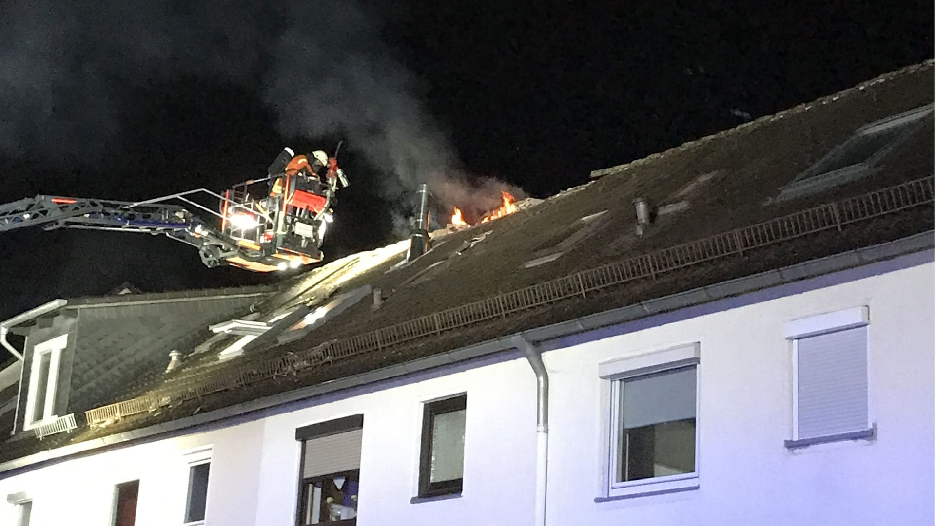 Flammen schlagen aus dem Dach: Die Feuerwehr Braunschweig rückte am Sonntag aus.