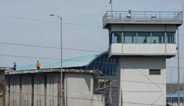 Das Gebäude und der Wachturm des Gefängnisses in Guayaquil.