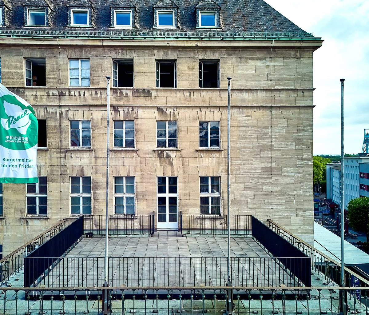Friedensflagge auf Rathaus Bochum: Gedenken an Hiroshima