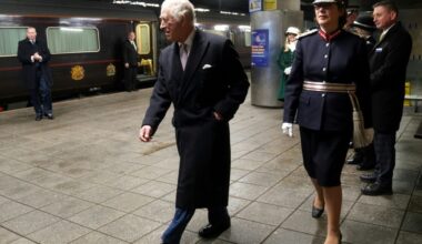 König Charles III. vor dem königlichen Zug