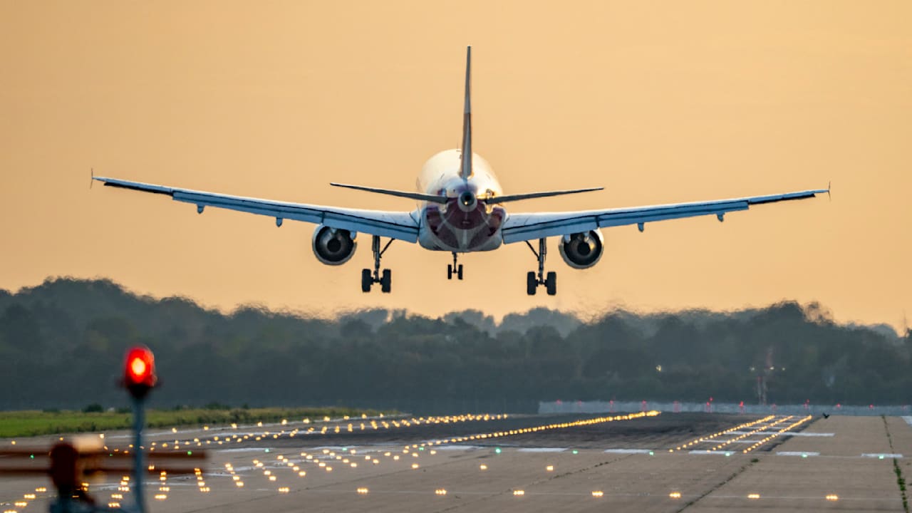 Regierungsplan: Fliegen soll endlich wieder billiger werden | Politik