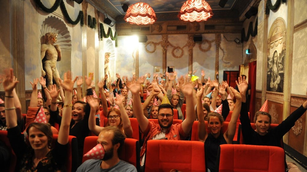 So feiert das Kinopublikum im Museum-Lichtspiele in München bei der Rocky Horror Pictureshow, dem Kultfilm, der dort seit 1977 läuft.