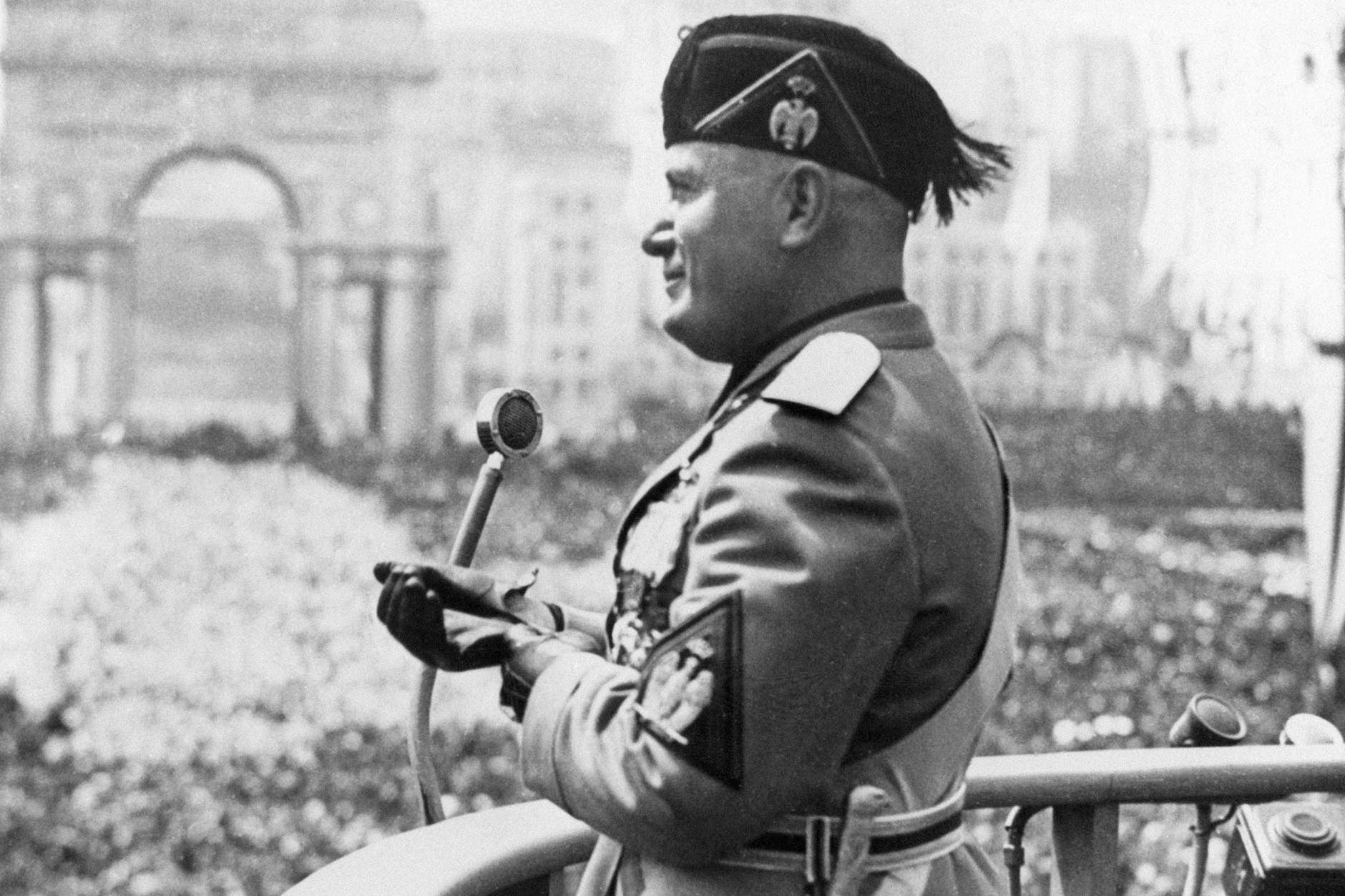 Mit dem Begriff des Faschismus wird historisch vor allem das Regime Mussolinis (im Bild) in Italien sowie die Nazi-Diktatur in Deutschland assoziiert.