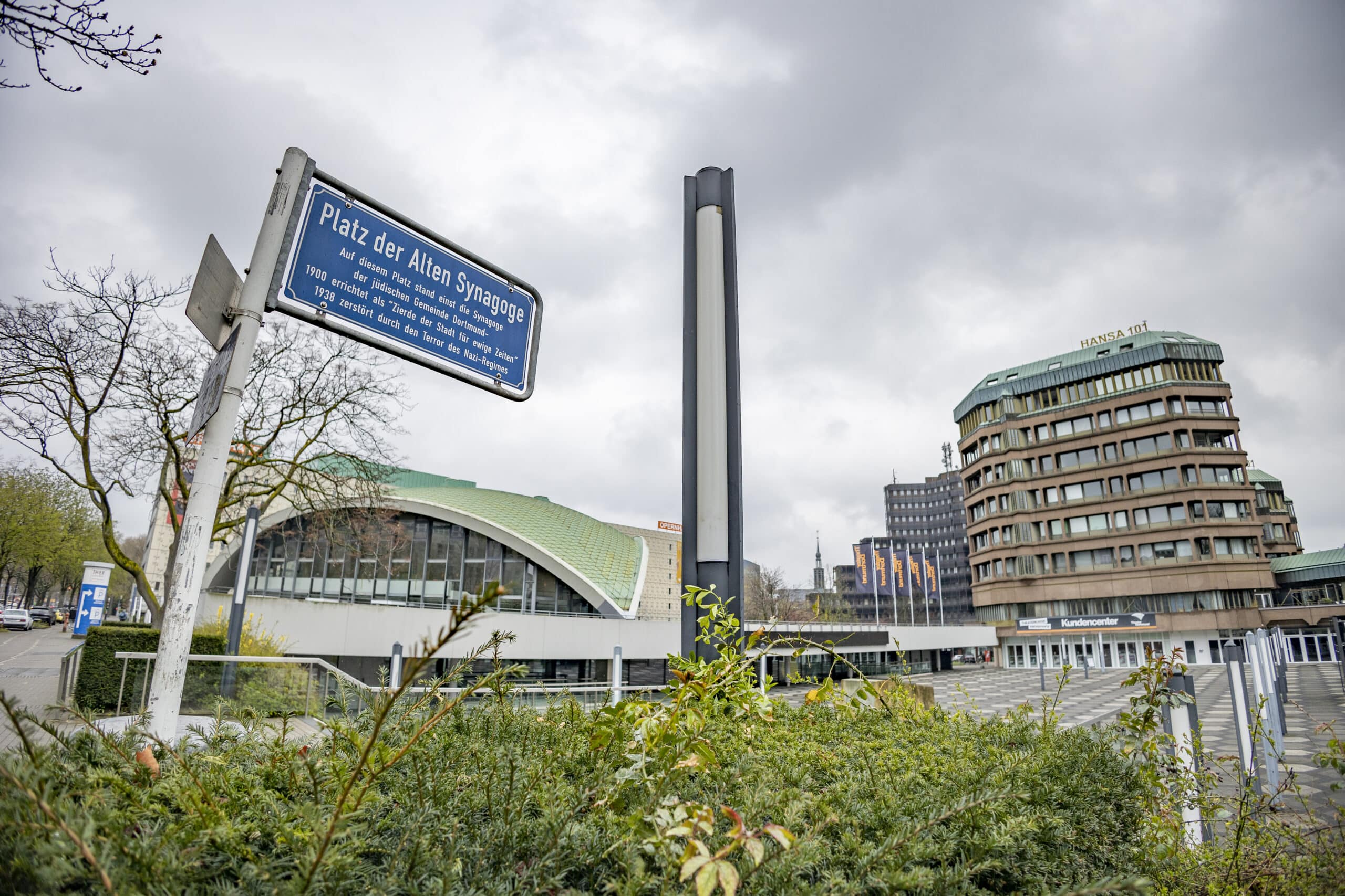 „Das Ruhrgebiet spricht“: Dialogprojekt der Kirchenkreise auf dem Opernvorplatz „Das Ruhrgebiet spricht“: Dialogprojekt der Kirchenkreise auf dem Opernvorplatz