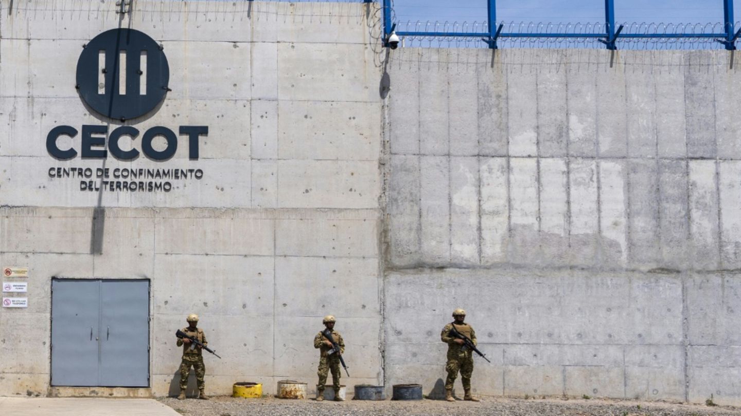 Das Hochsicherheitsgefängnis Cecot in El Salvador