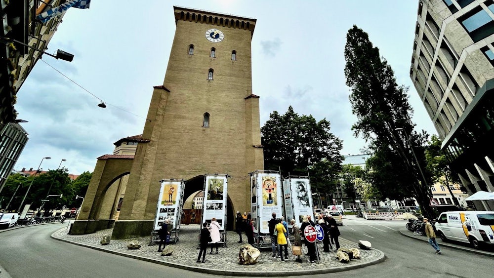 Weil das Valentin-Karlstadt-Musäum gerade saniert wird, gibt es eine neue Ausstellung vor dem Isartor.