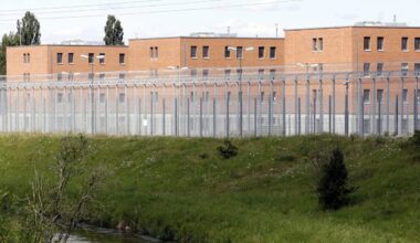 Prozess in Leipzig: Häftling griff drei 3 JVA-Beamte mit Schere an | Regional
