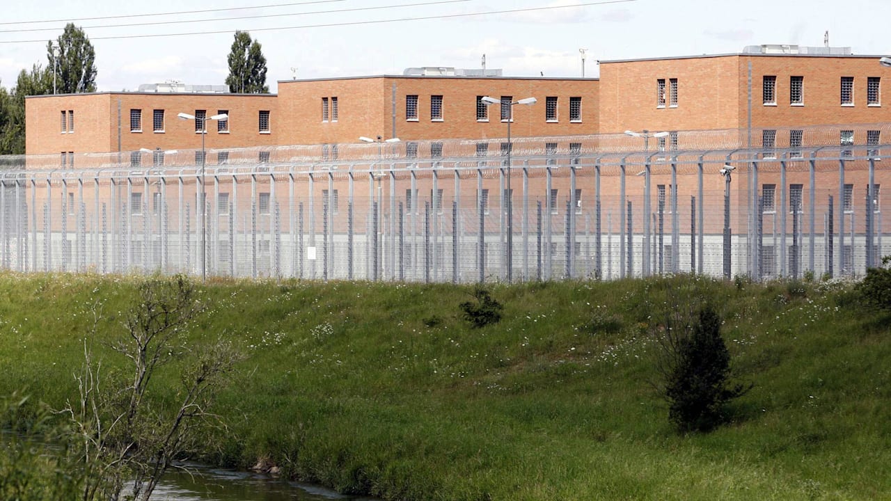 Prozess in Leipzig: Häftling griff drei 3 JVA-Beamte mit Schere an | Regional