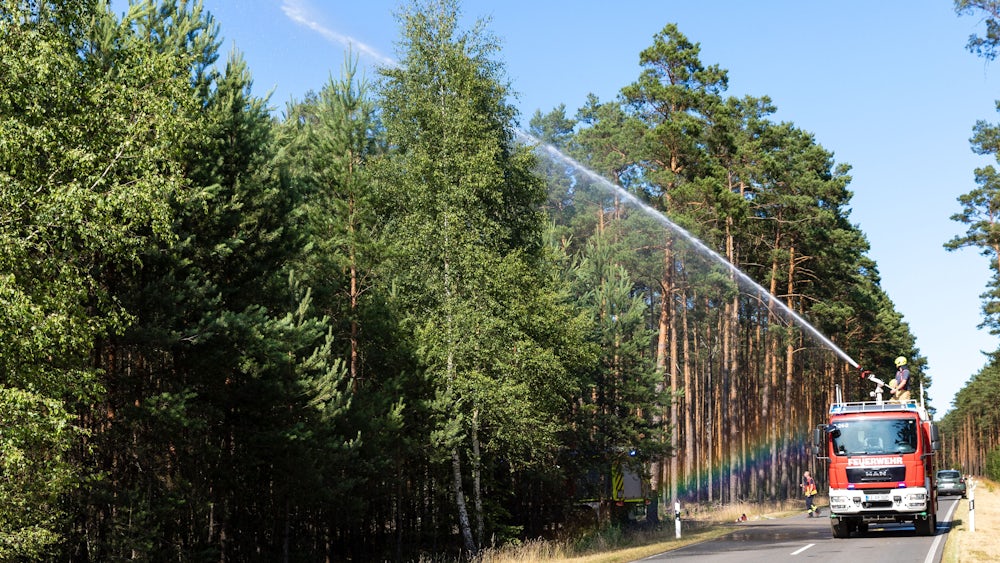 Feuerwehreinheiten bekämpfen einen Brand in Sonnenwalde im südbrandenburgischen Elbe-Elster-Kreis.