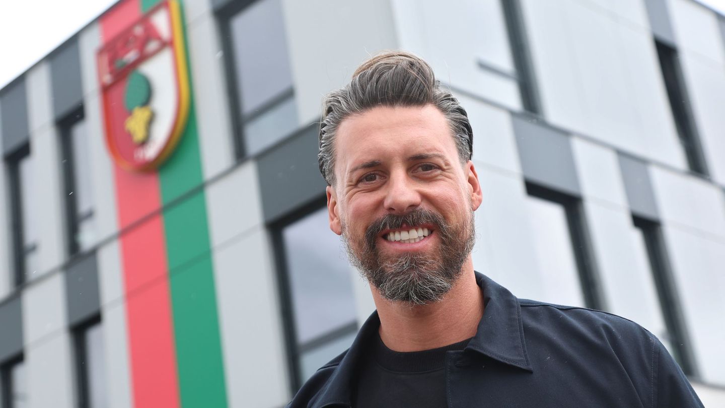 Sandro Wagner legt als Trainer beim FCA los. Foto: Karl-Josef Hildenbrand/dpa