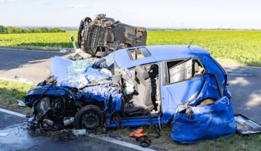 Rhein-Kreis Neuss - Zwei Menschen nach Frontalcrash in Lebensgefahr - Panorama
