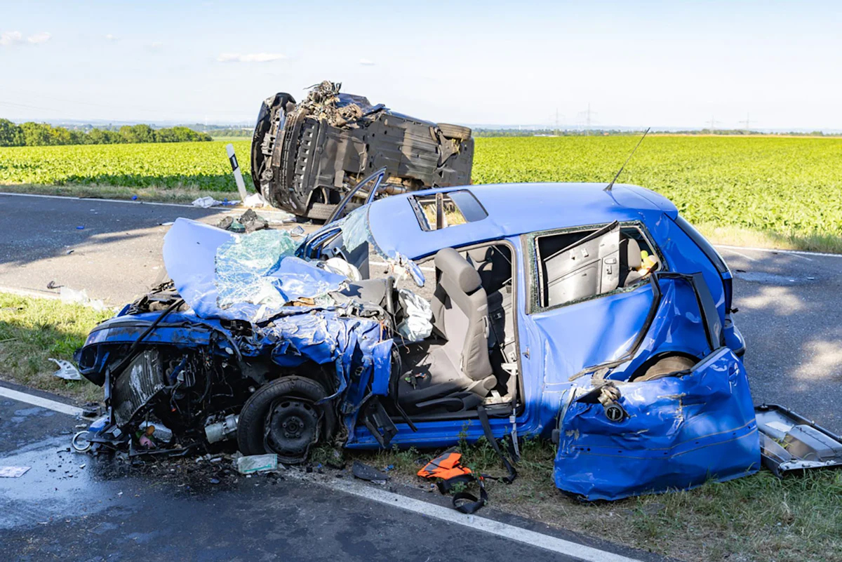Rhein-Kreis Neuss - Zwei Menschen nach Frontalcrash in Lebensgefahr - Panorama